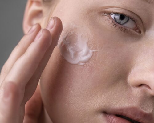 cerrar-retrato-de-mujer-con-piel-hidratada (1)